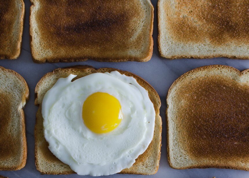 Τηγανητό αυγό πάνω σε ψωμί του τοστ