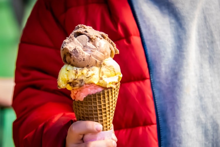Φωτογραφία ενός παιδιού να κρατάει ένα παγωτό