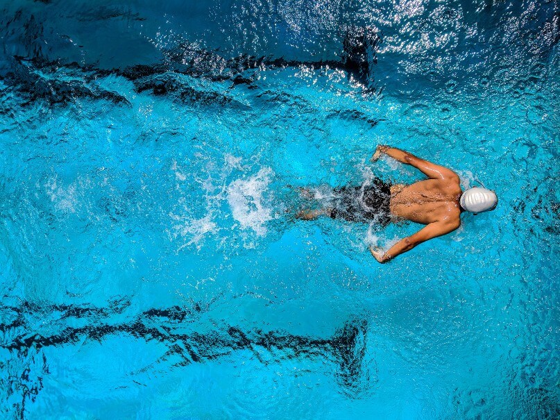 Αθλητής κολυμπάει στην πισίνα